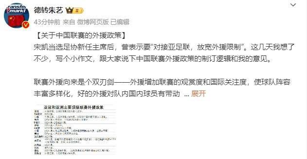 亲切的金子桌子上打扑克
