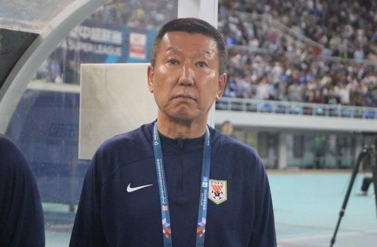 瀑布下的中年妇女