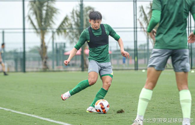 美女扒开腿露内裤免费看